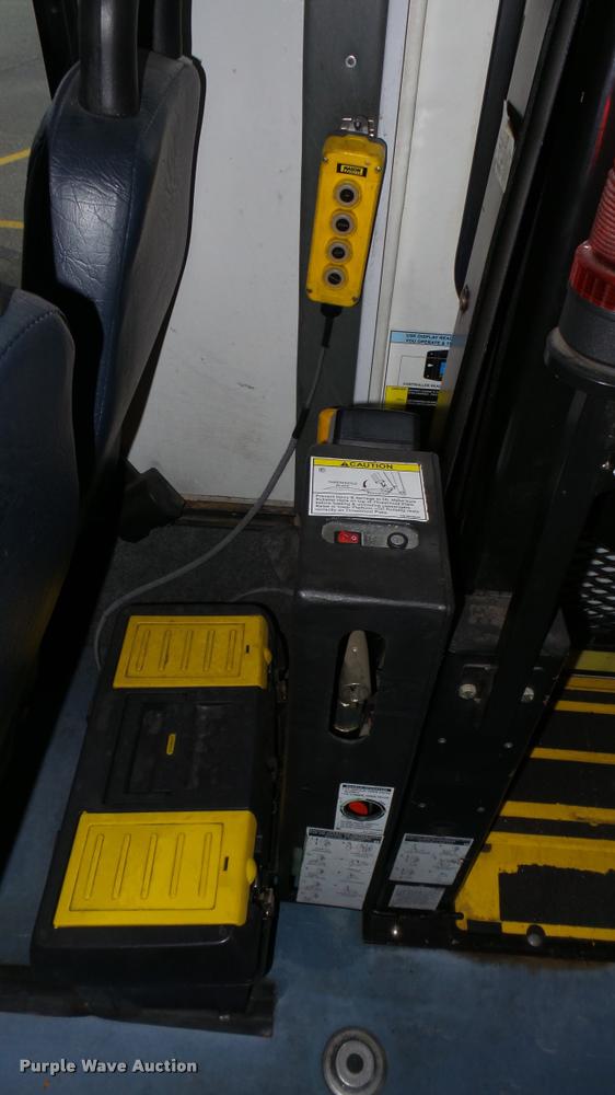 image for item L2398 2009 Ford E450 Super Duty shuttle bus