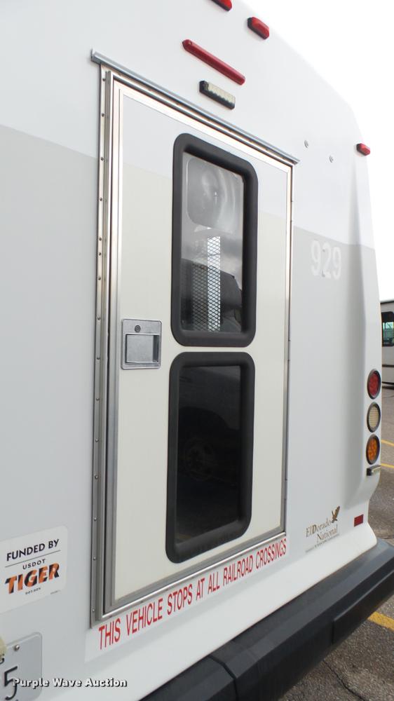 image for item L2398 2009 Ford E450 Super Duty shuttle bus