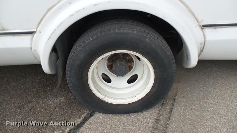 image for item L2398 2009 Ford E450 Super Duty shuttle bus