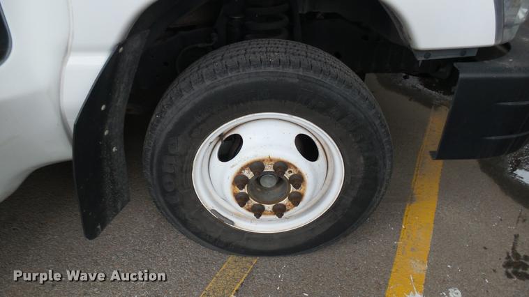 image for item L2398 2009 Ford E450 Super Duty shuttle bus