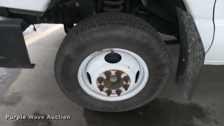 image for item L2398 2009 Ford E450 Super Duty shuttle bus