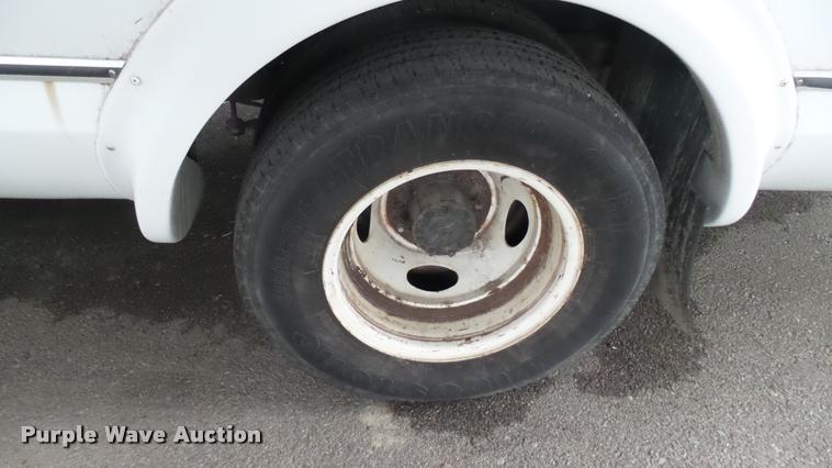 image for item L2398 2009 Ford E450 Super Duty shuttle bus