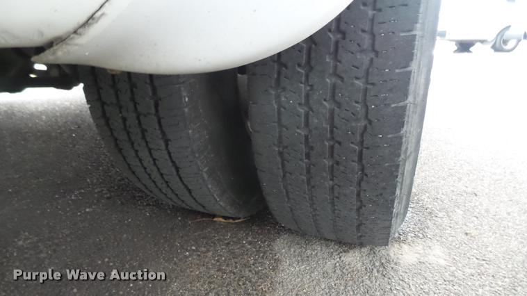 image for item L2398 2009 Ford E450 Super Duty shuttle bus