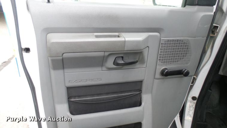 image for item L2399 2009 Ford E450 Super Duty shuttle bus