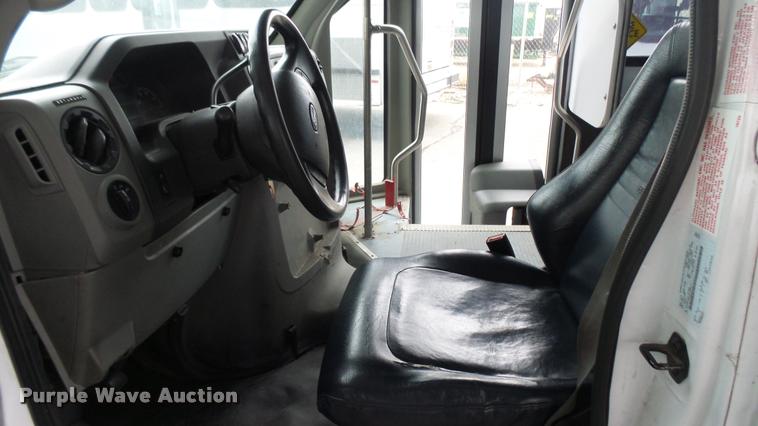 image for item L2399 2009 Ford E450 Super Duty shuttle bus