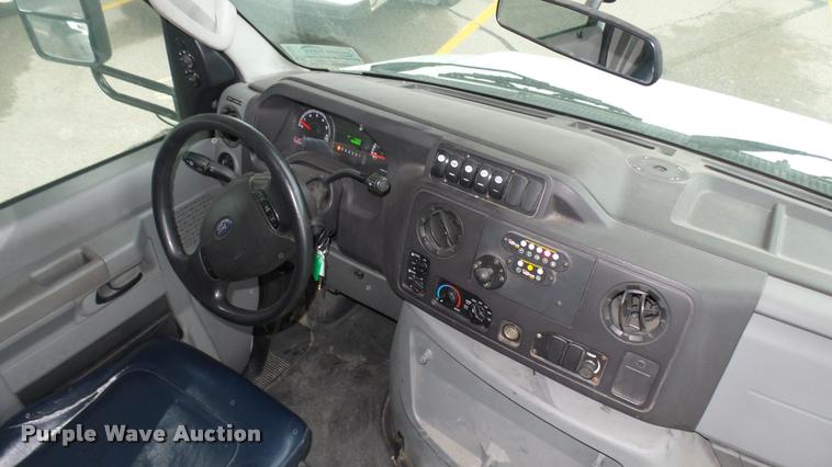 image for item L2399 2009 Ford E450 Super Duty shuttle bus