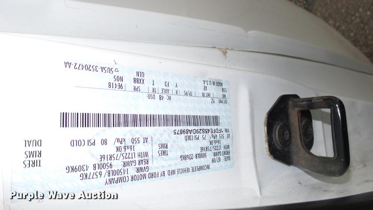 image for item L2399 2009 Ford E450 Super Duty shuttle bus