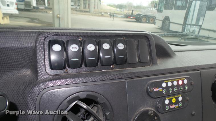 image for item L2399 2009 Ford E450 Super Duty shuttle bus