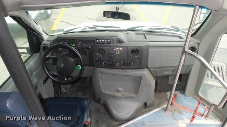 image for item L2399 2009 Ford E450 Super Duty shuttle bus