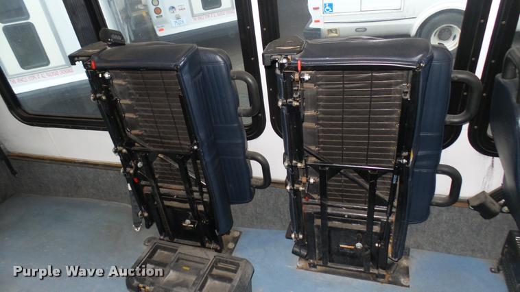 image for item L2399 2009 Ford E450 Super Duty shuttle bus