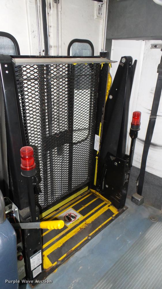 image for item L2399 2009 Ford E450 Super Duty shuttle bus