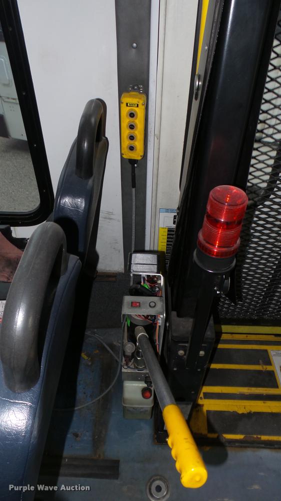 image for item L2399 2009 Ford E450 Super Duty shuttle bus