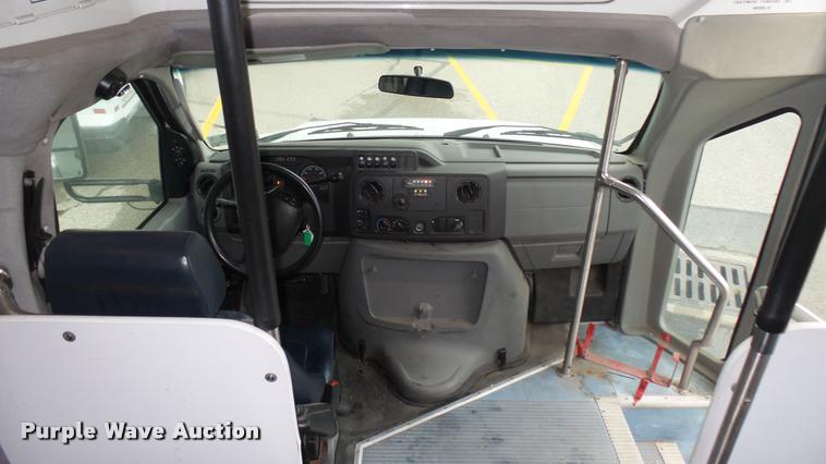 image for item L2399 2009 Ford E450 Super Duty shuttle bus