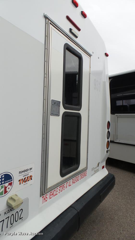 image for item L2399 2009 Ford E450 Super Duty shuttle bus