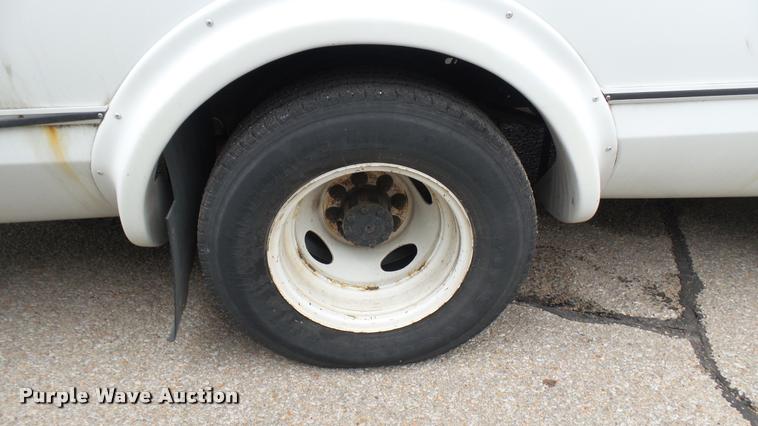 image for item L2399 2009 Ford E450 Super Duty shuttle bus