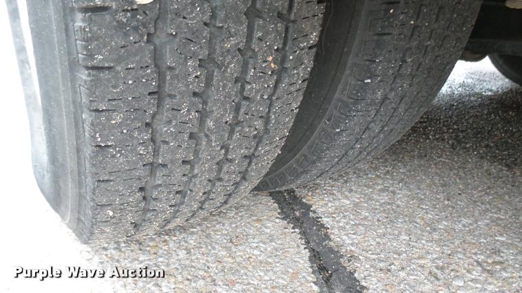 image for item L2399 2009 Ford E450 Super Duty shuttle bus