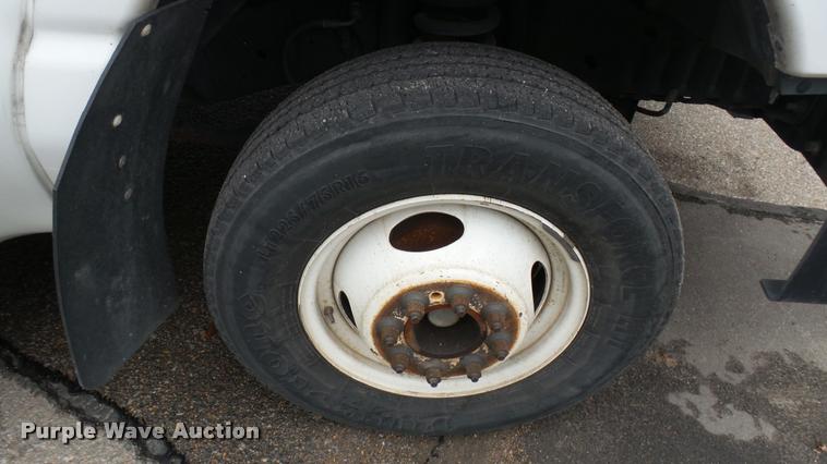 image for item L2399 2009 Ford E450 Super Duty shuttle bus