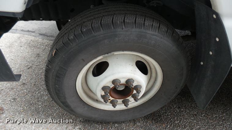 image for item L2399 2009 Ford E450 Super Duty shuttle bus