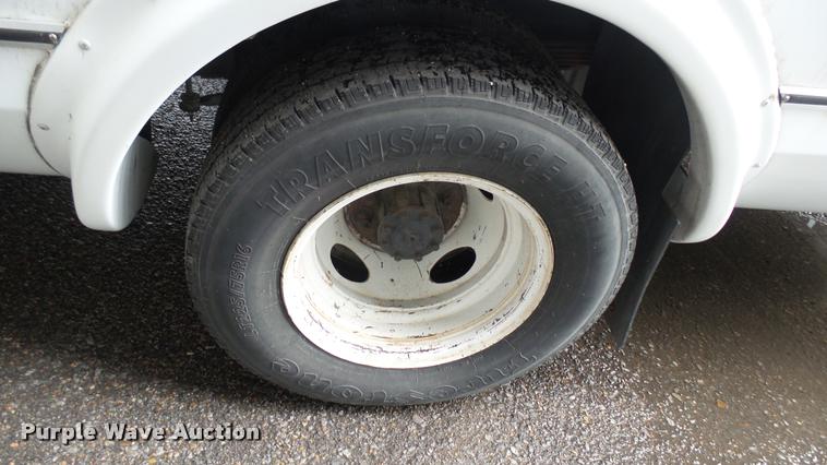 image for item L2399 2009 Ford E450 Super Duty shuttle bus