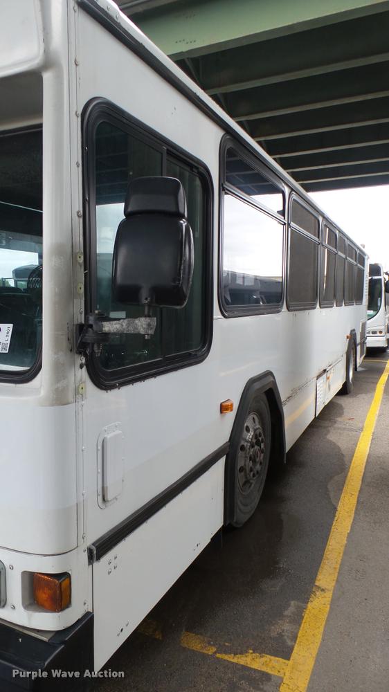 image for item L2401 2002 Gillig C20B096N4 transit bus