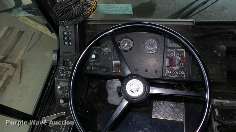 image for item L2401 2002 Gillig C20B096N4 transit bus