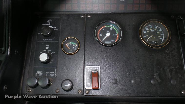 image for item L2401 2002 Gillig C20B096N4 transit bus