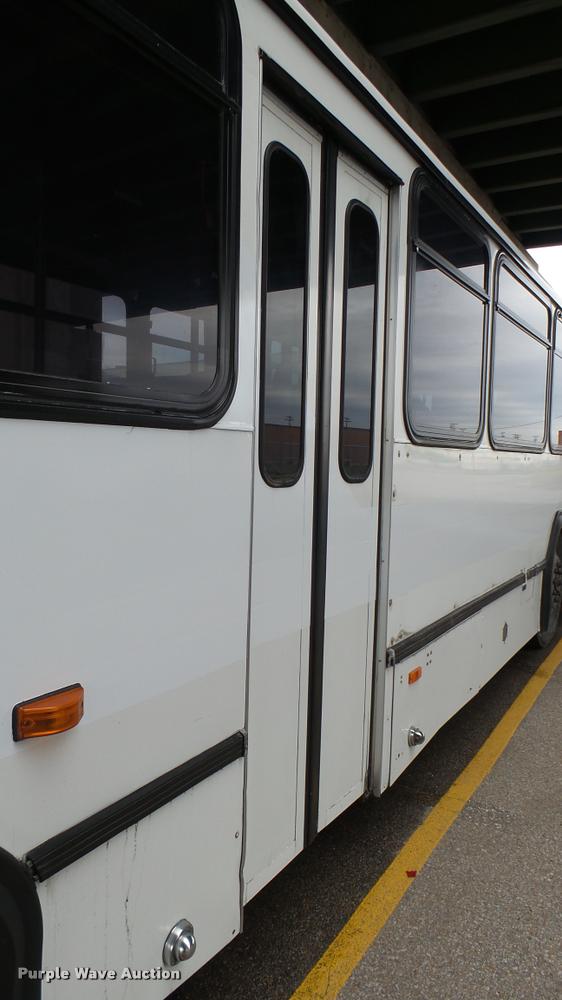 image for item L2401 2002 Gillig C20B096N4 transit bus