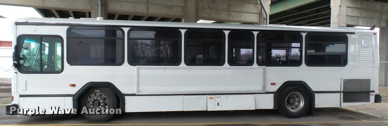 image for item L2402 2002 Gillig C20B096N4 transit bus