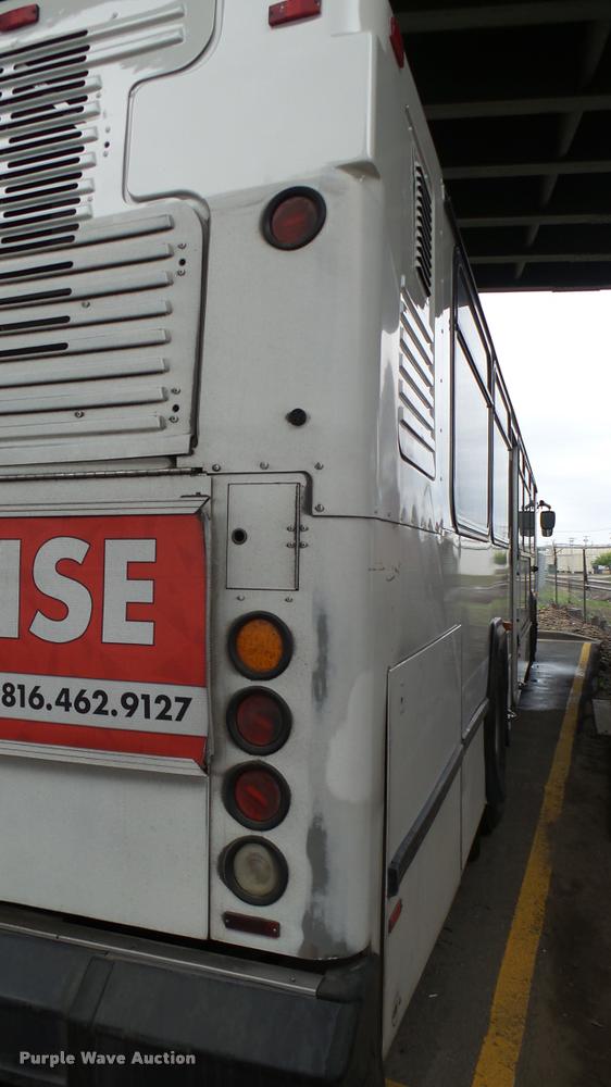 image for item L2402 2002 Gillig C20B096N4 transit bus