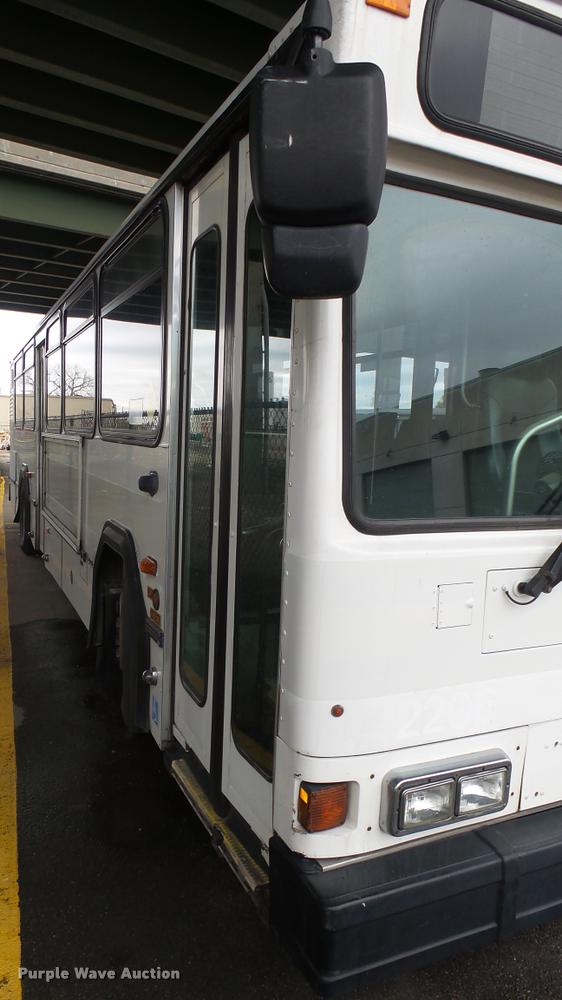 image for item L2402 2002 Gillig C20B096N4 transit bus