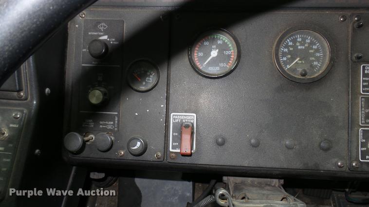 image for item L2402 2002 Gillig C20B096N4 transit bus