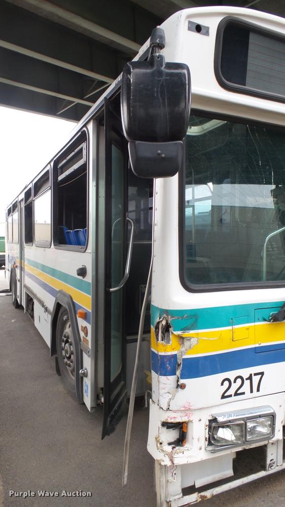 image for item L2403 2002 Gillig C20B096N4 transit bus