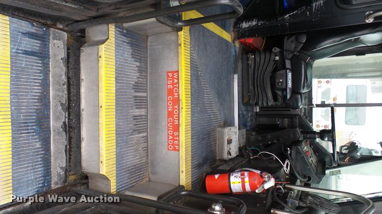 image for item L2404 2002 Gillig C20B096N4 transit bus