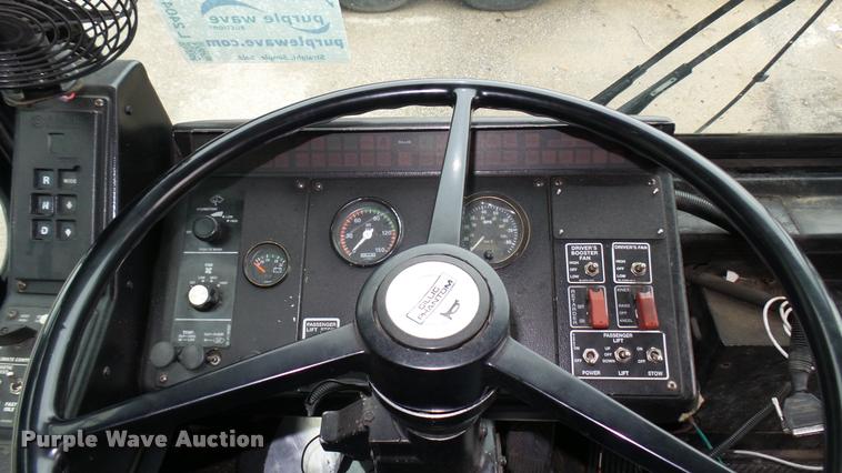 image for item L2404 2002 Gillig C20B096N4 transit bus