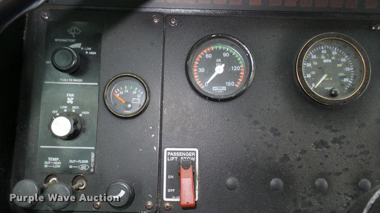 image for item L2404 2002 Gillig C20B096N4 transit bus