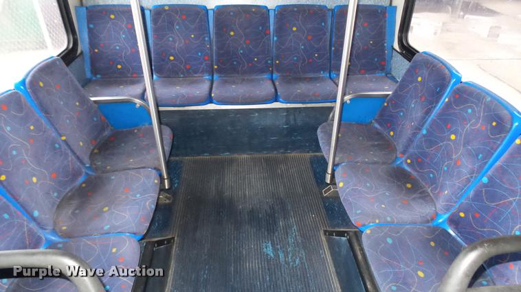 image for item L2404 2002 Gillig C20B096N4 transit bus