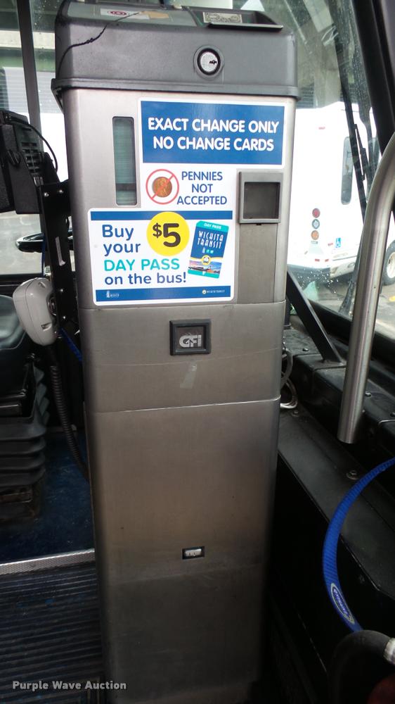 image for item L2405 2002 Gillig C20B096N4 transit bus