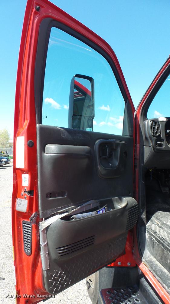 image for item L2450 2008 Chevrolet C5500 utility truck