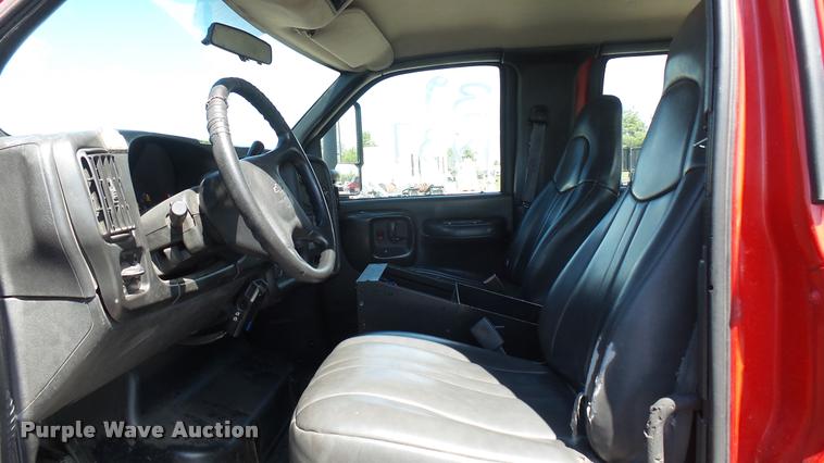 image for item L2450 2008 Chevrolet C5500 utility truck