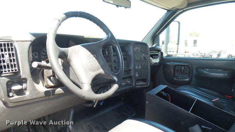 image for item L2450 2008 Chevrolet C5500 utility truck