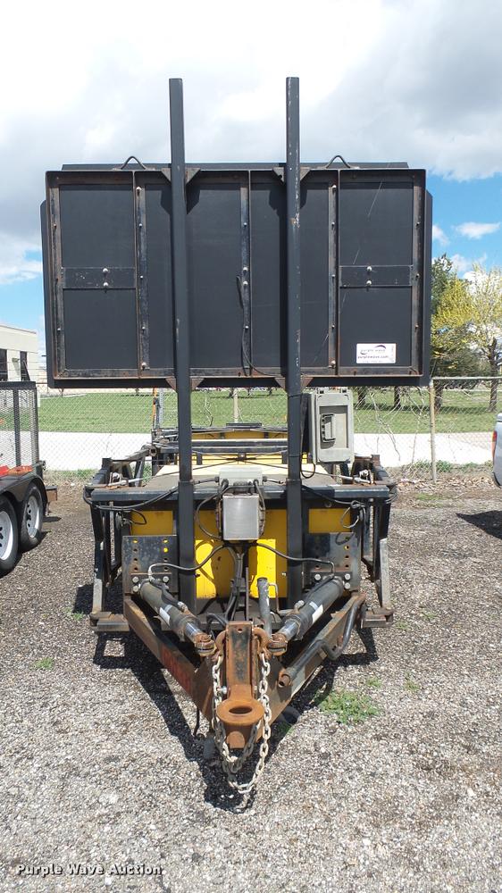 image for item L2462 2006 crash attenuator trailer