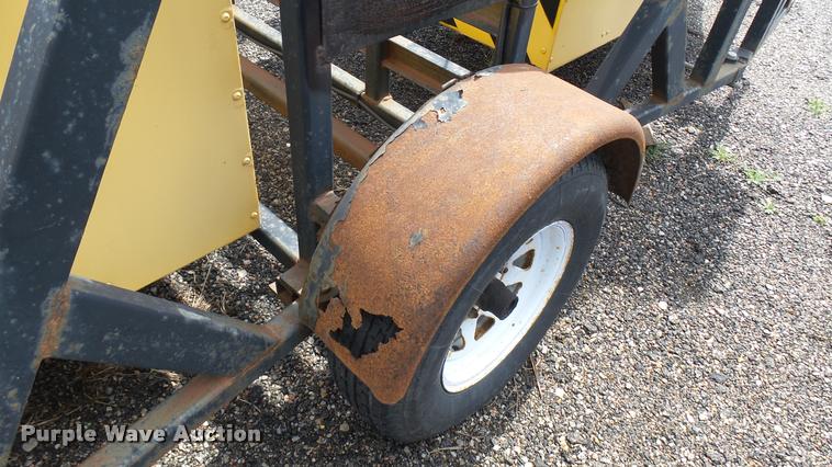 image for item L2462 2006 crash attenuator trailer