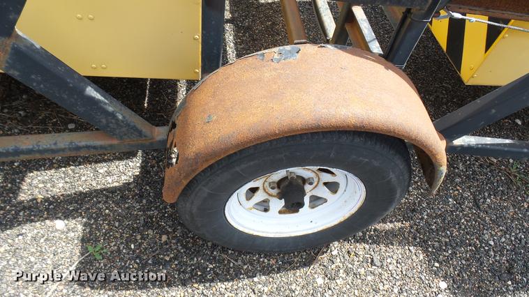 image for item L2462 2006 crash attenuator trailer