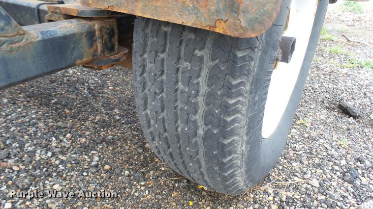 image for item L2462 2006 crash attenuator trailer