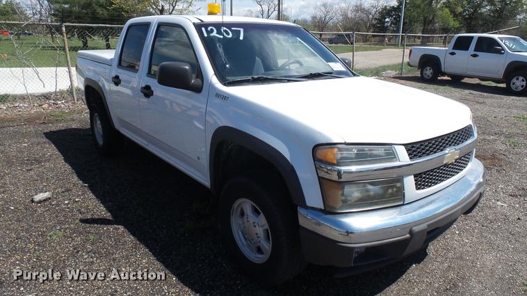image for item L2463 2006 Chevrolet Colorado Crew Cab pickup truck