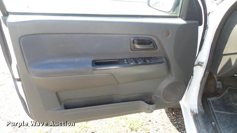 image for item L2463 2006 Chevrolet Colorado Crew Cab pickup truck
