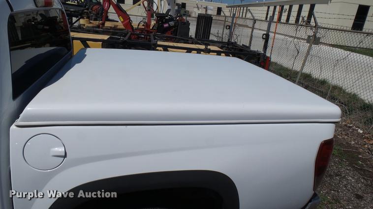 image for item L2463 2006 Chevrolet Colorado Crew Cab pickup truck