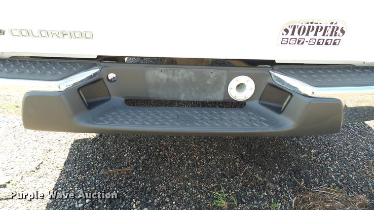 image for item L2463 2006 Chevrolet Colorado Crew Cab pickup truck
