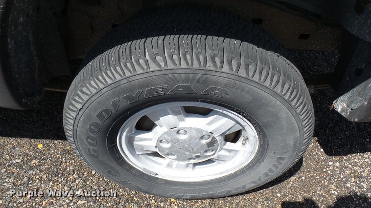 image for item L2463 2006 Chevrolet Colorado Crew Cab pickup truck