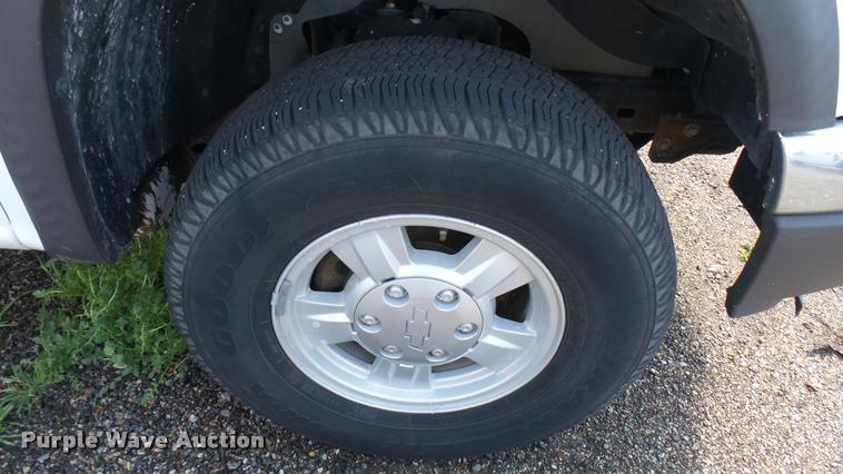 image for item L2463 2006 Chevrolet Colorado Crew Cab pickup truck